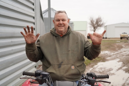 Jon Tester holding up seven fingers.